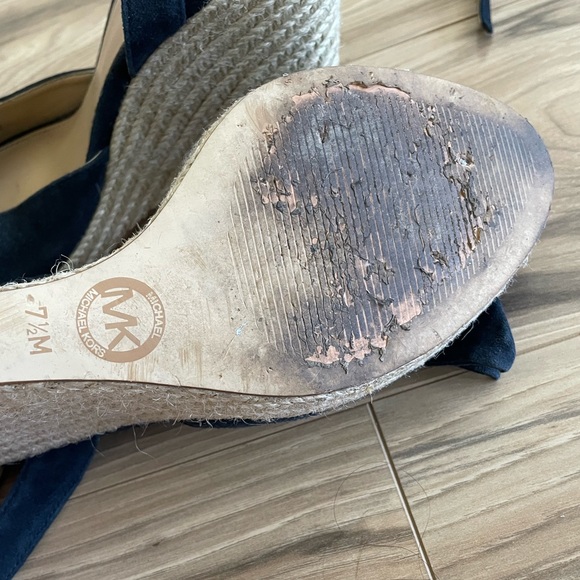 Michael Kors size Navy Blue/tan 7.5 heels - Picture 4 of 5